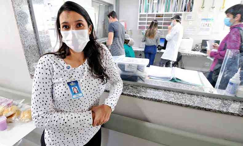 A enfermeira Stefany, com o filho Dante, de seis meses, trabalha diretamente com pacientes da COVID-19(foto: JUAREZ RODRIGUES/EM/D.A Press)