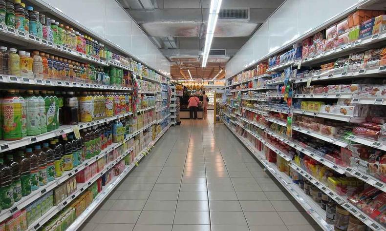 corredor de um supermercado