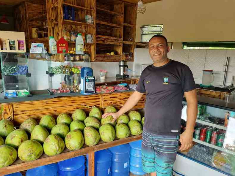 Comerciante Marcos Bonfim Santos Soares vende gua de coco em Montes Claros.