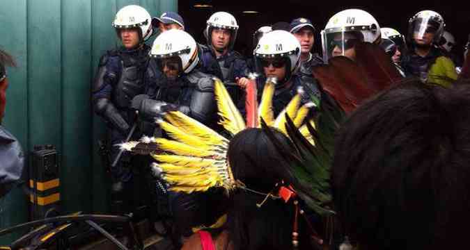 Policiais e indgenas se confrontaram aps tentativa de invaso do anexo dois da Cmara dos Deputados(foto: Andr Viollati/CB/D.A Press)