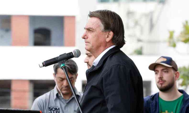 Presidente Jair Bolsonaro fala em microfone