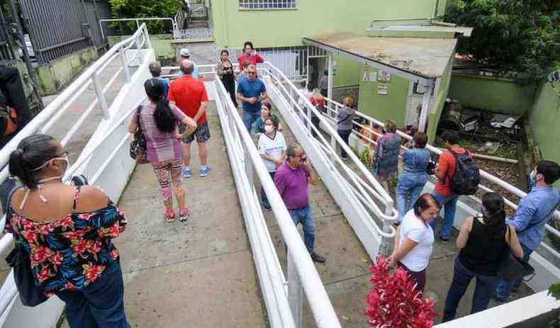 No Centro de Sade Carlos Chagas, os usurios respeitam a distncia de dois metro entre si(foto: Leandro Couri/EM/DA PRESS)