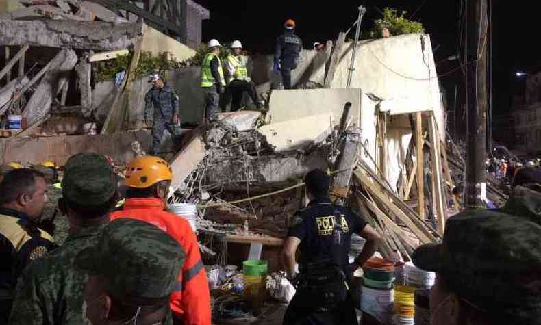 Equipes trabalham no resgate de vtimas na escola de ensino fundamental Enrique Rebsamen, um edifcio de trs andares que desabou na tragdia(foto: AFP / JOSE GARCIA )