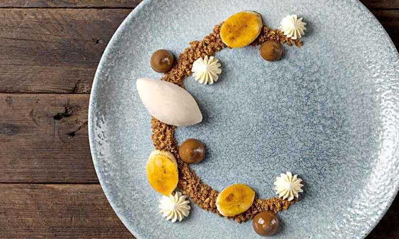 Doce de leite da casa, creme de manteiga, bananas caramelizadas, crumble crocante e sorvete de banana(foto: Rodrigo Azevedo/Divulga��o)
