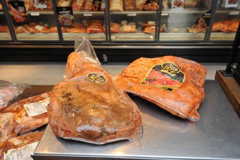 Promoções anunciadas nos açougues de BH para a Black Friday 2021 inclui carnes exóticas, como o pernil de Javali(foto: Gladyston Rodrigues/EM/D.A press) Pernil de Javali sobre a balança em açougue de BH