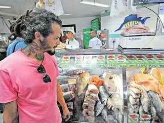 Robson Cunha gastou R$ 230 em peixes para o bar que comanda e reclama de que n�o ter� como evitar o repasse dos reajustes(foto: Gladyston Rodrigues/EM/D.A Press )