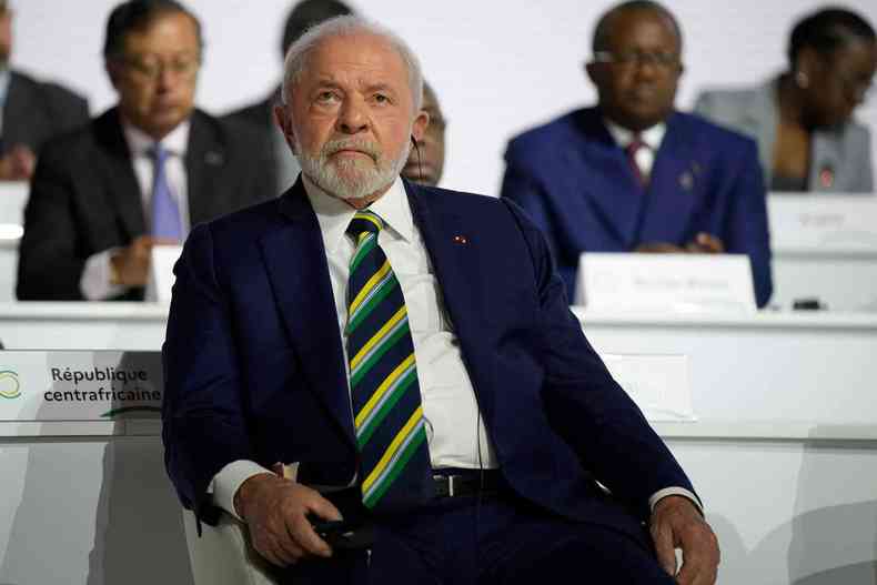 Lula sentado em um encontro da Cpula na Frana