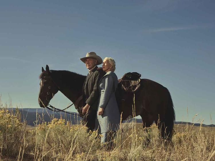 Harrison Ford e Helen Mirren ao lado de um cavalo em cena de 1923
