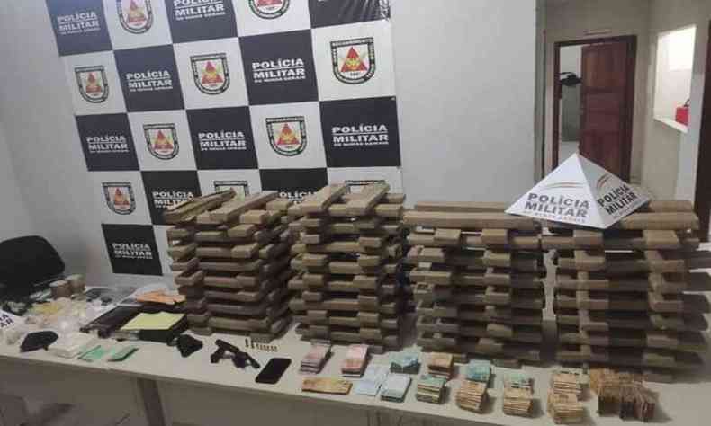PM encontrou drogas e dinheiro em estacionamento(foto: Divulgao/Polcia Militar)