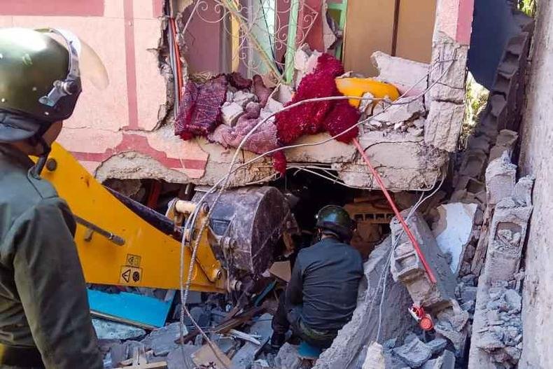 O terremoto, que aterrorizou a população que fugiu de suas casas no meio da noite, deixou pelo menos 820 mortos e 672 feridos(foto: Fadel Senna/AFP) O terremoto, que aterrorizou a população que fugiu de suas casas no meio da noite, deixou pelo menos 820 mortos e 672 feridos