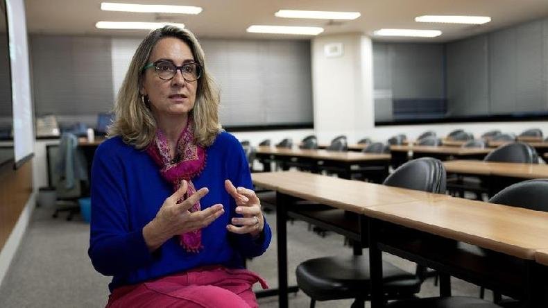 Professora da Fundação Getúlio Vargas (FGV), Carla Beni diz que governo poderia taxar importação de material reciclado para proteger mercado interno(foto: BBC) Carla Beni em sala de aula na Fundação Getúlio Vargas, na avenida Paulista, em São Paulo