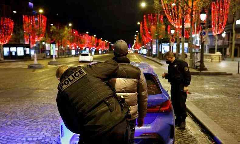 França quer impedir que interações por festas de fim de ano causem nova aceleração de casos(foto: Thomas Coex/AFP)
