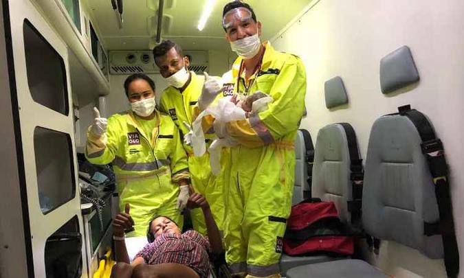 O parto foi realizado dentro de uma ambulância na BR-040(foto: Via 040 / Divulgação) O parto foi realizado dentro de uma ambulância na BR-040(foto: Via 040 / Divulgação)