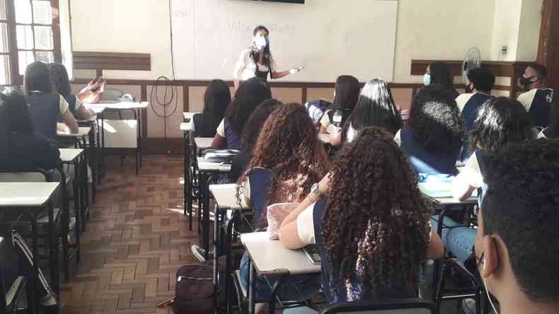 Sala de aula com alunos na escola Estadual Dom Pedro II