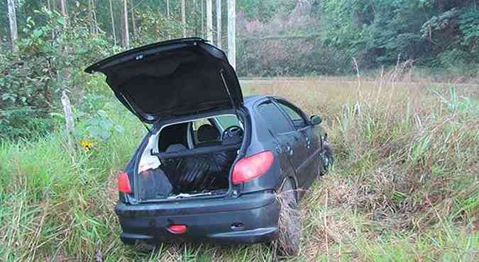 Carro abandonado durante a fuga dos criminosos na Regio Central de Minas(foto: Galvani Silva/ Defatooline)