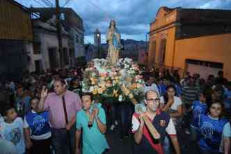 No dia 8 de dezembro, procisses em homenagem a Imaculada Conceio levam fiis s ruas da Lagoinha em ato de f(foto: Tlio Santos/EM/DA Press)