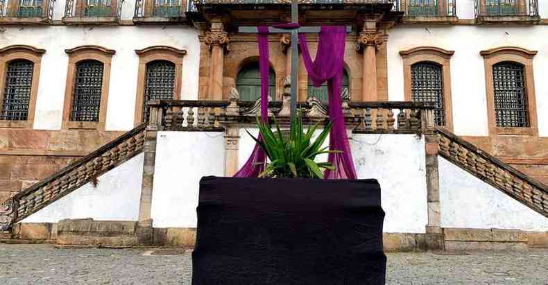 Sem procisses, tablado com uma cruz foi instalado na Praa Tiradentes, no Centro Histrico de Ouro Preto (foto: FELIPE LAGE/PREFEITURA DE OURO PRETO/DIVULGAO)