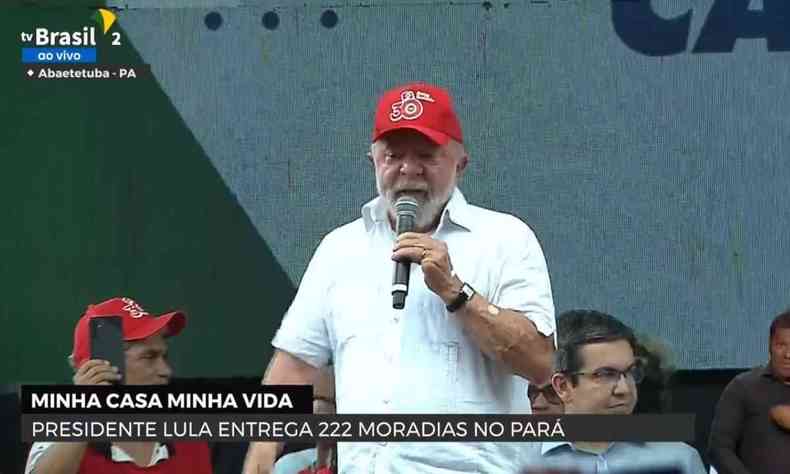 Lula falando ao microfone 