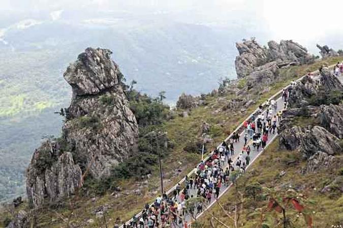 Fiéis em peregrinação e formações naturais tombadas podem estar ameaçadas pelas atividades minerárias na Serra da Piedade(foto: Marcos Vieira/EM/D.A. Press) Fiéis em peregrinação e formações naturais tombadas podem estar ameaçadas pelas atividades minerárias na Serra da Piedade(foto: Marcos Vieira/EM/D.A. Press)