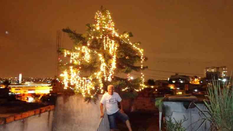 Ado diz amar decorar o pinheirinho para o Natal(foto: Arquivo pessoal)