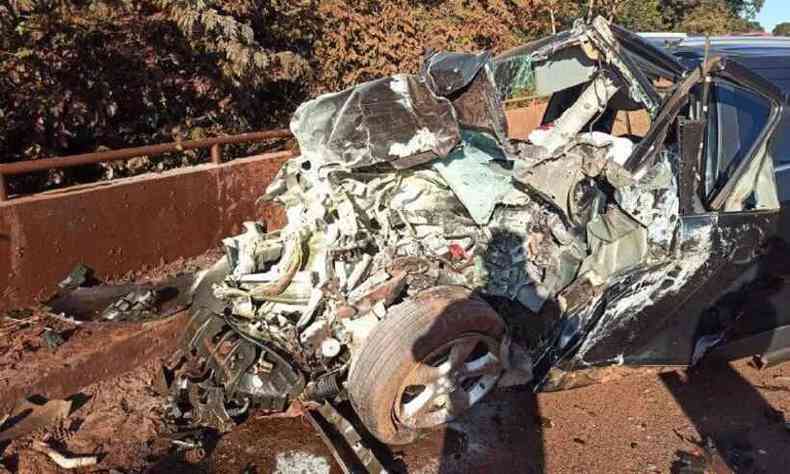 carro destrudo em acidente na MG-255