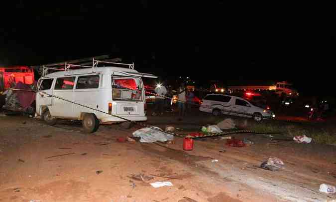 Acidente entre carreta e duas Kombis causou a morte de sete pessoas na BR-497 (foto: Marcos Ribeiro/Correio de Uberlndia )