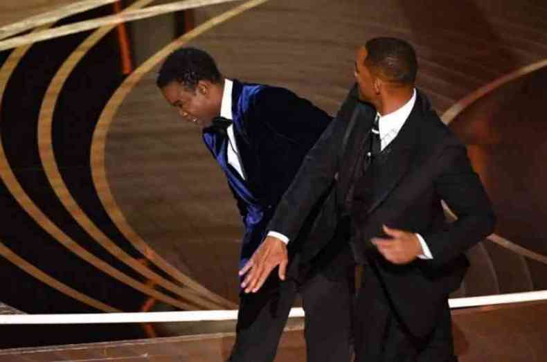 Will Smith d tapa em Chris Rock durante o Oscar 2022