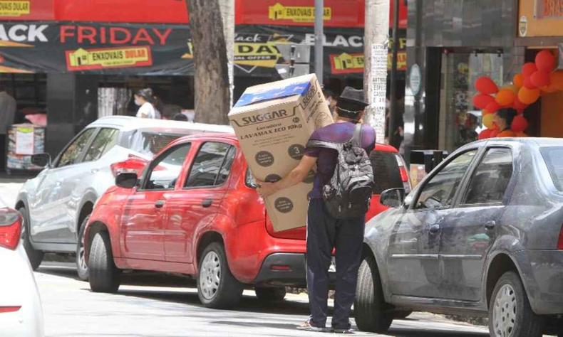 Homem carregando caixa