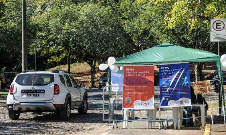 Doaes de alimentos e roupas so recebidas no posto de vacinao instalado no campus Pampulha da UFMG(foto: Leandro Couri/EM/D.A Press)