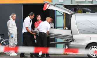 Caixo  levado para fora da discoteca onde o crime ocorreu(foto: Felix Kstle / DPA / AFP)