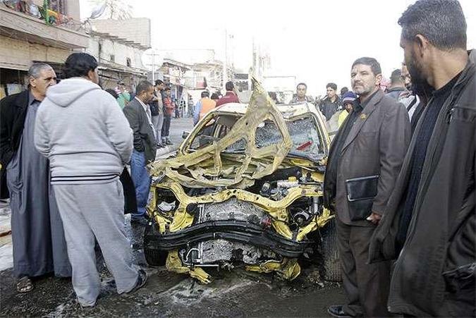 Curiosos cercam um dos carros-bomba em Bagdá(foto: AFP PHOTO /ALI AL SAADI ) Curiosos cercam um dos carros-bomba em Bagdá(foto: AFP PHOTO /ALI AL SAADI )