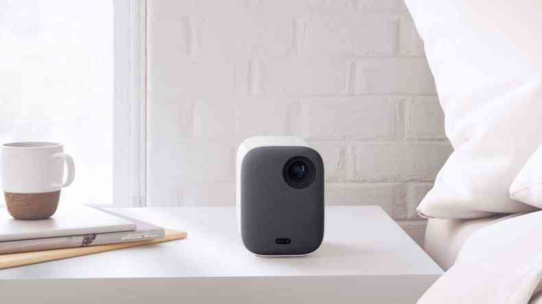  Mi Smart Projector Min, com Android TV e Google Assistente integrados, transforma a sala de estar em um home cinema com projees de at 120 polegadas(foto: Xiaomi/Divulgao )