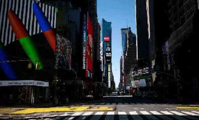 Time Square, um dos pontos mais movimentados de Nova York, completamente vazio neste sbado(foto: Johannes Eisele/AFP)