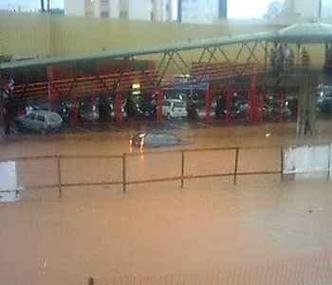 A Avenida Cristiano Machado chegou a ficar alagada(foto: Reproduo/Facebook)
