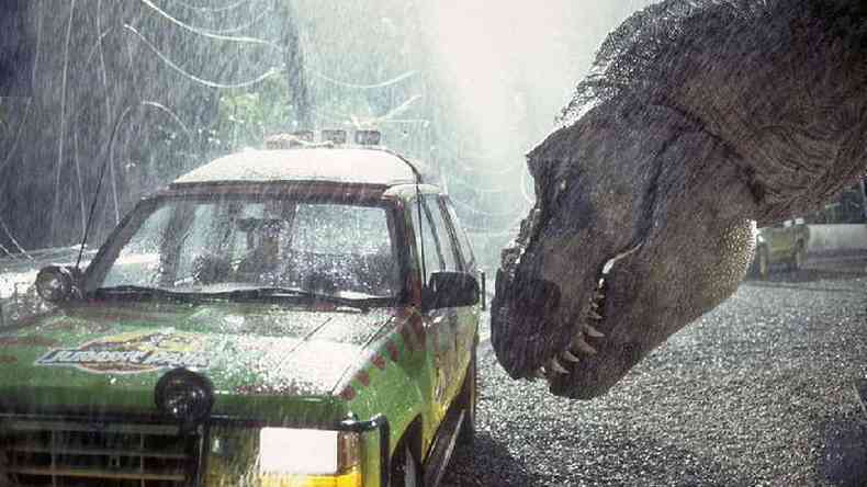 Cena do filme Jurassic Park que um T Rex observa um carro