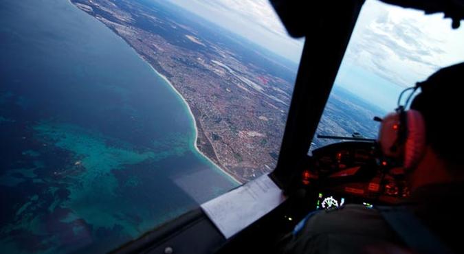 Fora area australiana tira foto do litoral de Perth, oeste da Austrlia, aps misso de 11 horas de cuscas por peas e sinais do voo MH370 no ndico Sul(foto: RICHARD WAINWRIGHT/AFP)