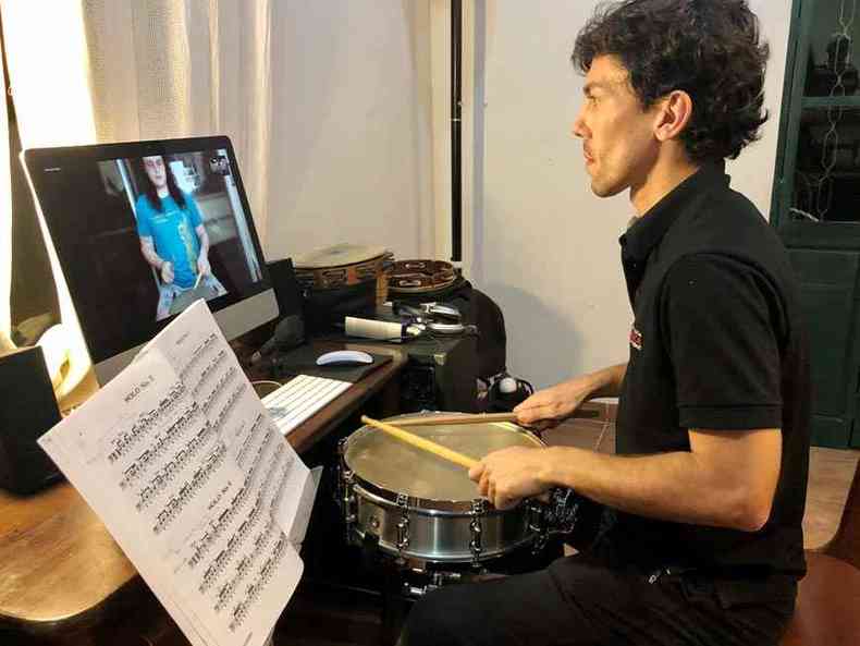 O percussionista Rafael Alberto, um dos organizadores do evento, durante aula on-line da Academia Virtual da Filarmnica (foto: Ana Kobayashi/Divulgao)