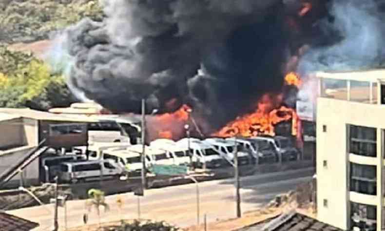 A densa fumaa podia ser vista em Ouro Preto. Fogo destruiu oito coletivos