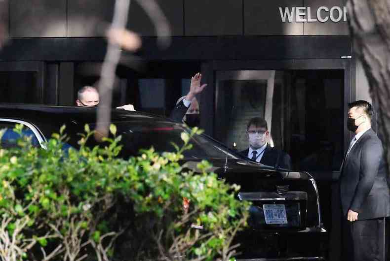Biden acena ao chegar ao hospital para cirurgia