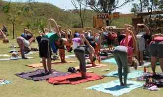 Simpatizantes e praticantes do ioga participaram de aula a cu aberto(foto: Cristina Horta/EM/DA Press)