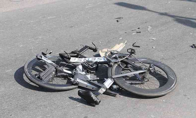 Em outubro do ano passado, bicampeo de ciclismo foi atingido por um carro na Avenida Otaclio Negro de Lima, na Pampulha, em BH(foto: Edsio Ferreira/EM/DA Press - 06/10/2020)