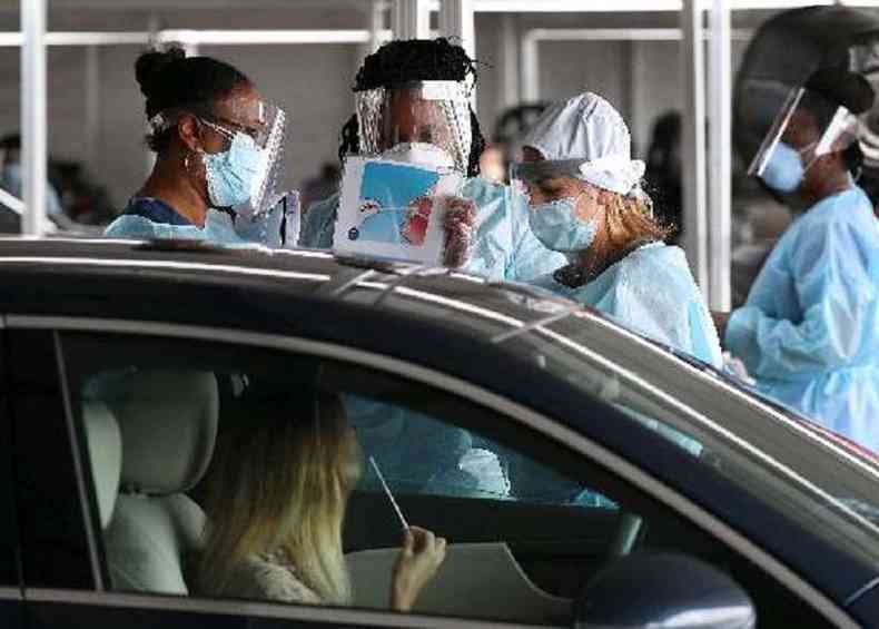 Agentes de sade realizam teste em moradora de Miami, na Florida(foto: Joe Raedle/Getty Images / AFP)