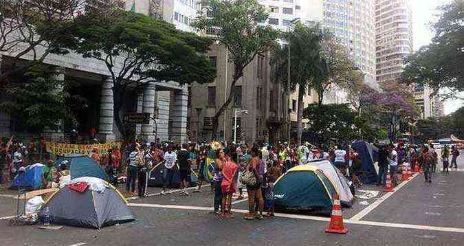 Manifestantes continuam acampados em frente a Prefeitura de Belo Horizonte(foto: Leandro Couri/EM/D.A.Press)