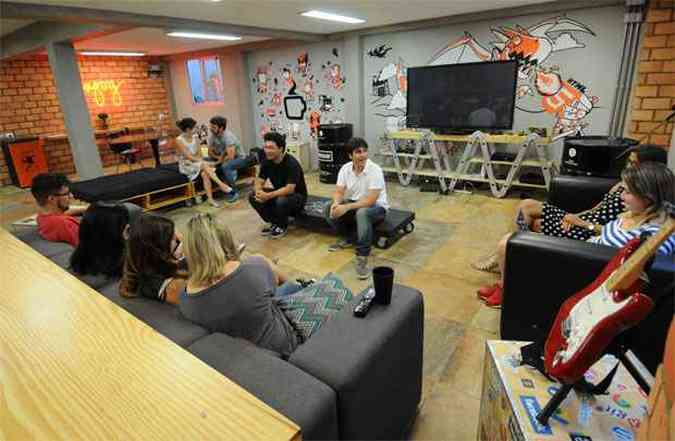 Daniel Negreiros (no centro) ouviu os empregados para montar lounge em agncia de publicidade(foto: Gladyston Rodrigues/EM/D.A Press)