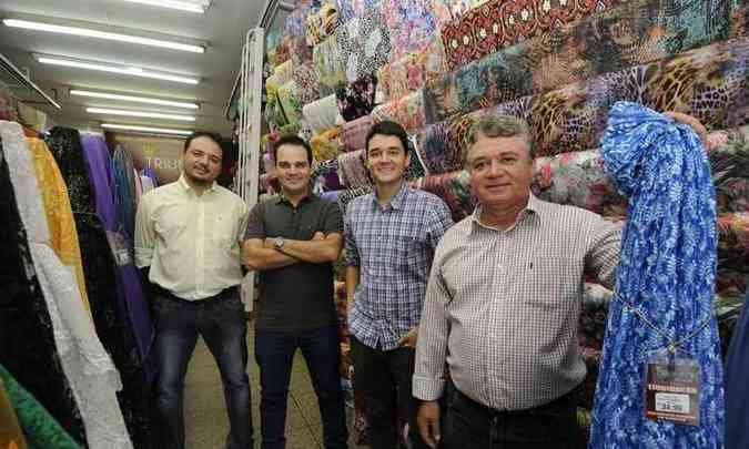 Dono do Mundo dos Armarinhos, Fausto Izac (dir), e os filhos decidiram investir em loja de tecidos(foto: Jair AmaralEM/D A Press)