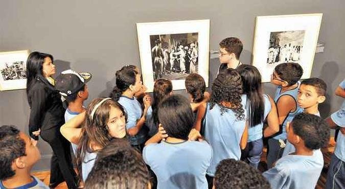 Monitores do CCBB conduzem estudantes às salas, sempre trocando informações com os jovens e ressaltando que o espaço é gratuito e pode ser visitado sempre, com familiares e amigos(foto: Fotos: Marcos Michelin/EM/D.A Press) Monitores do CCBB conduzem estudantes às salas, sempre trocando informações com os jovens e ressaltando que o espaço é gratuito e pode ser visitado sempre, com familiares e amigos(foto: Fotos: Marcos Michelin/EM/D.A Press)