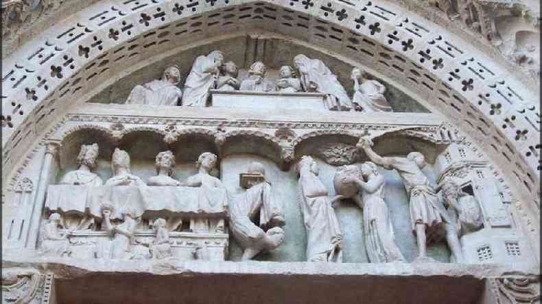 Tmpano da Catedral de Rouen, em que Salom pode ser vista danando durante o banquete de Antipas e,  direita, entregando a cabea de So Joo Batista a Herodade(foto: Getty Images)