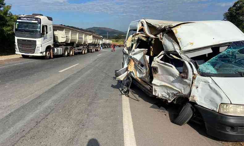 A van bateu na traseira da carreta bitrem 