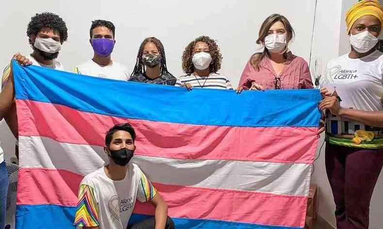 Integrantes da Aliana Nacional LGBTI em Montes Claros e a deputada Leninha Souza, de blusa listrada