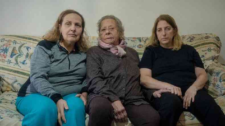 Adriana, Therezinha e Maria Anglica sentadas em sof